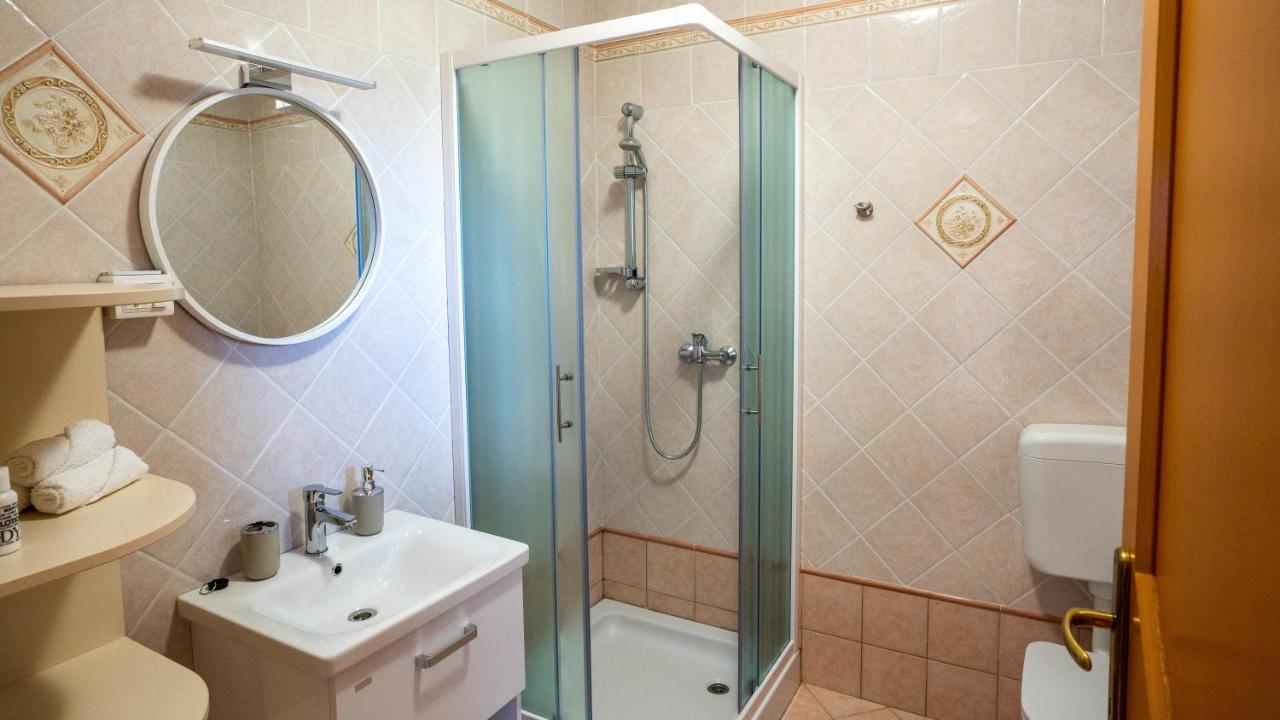 Apartma Tri Oljke Dobrovo Buitenkant foto